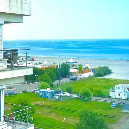 Catalina Summerland * Mamaia